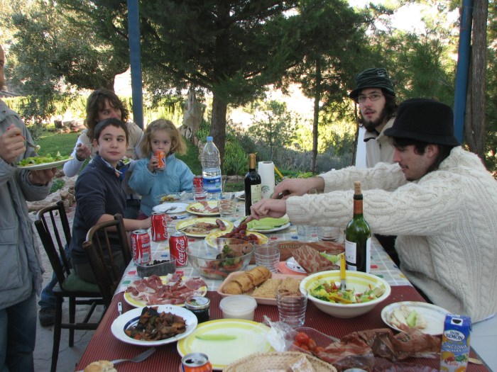 Los pequeños por fin hacen una pausa en el juego para comer.