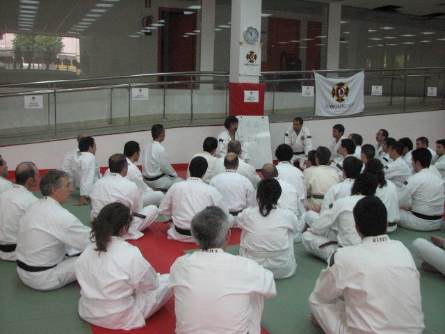 IMG_5572 Aosaka Sensei durante unas explicaciones teóricas.