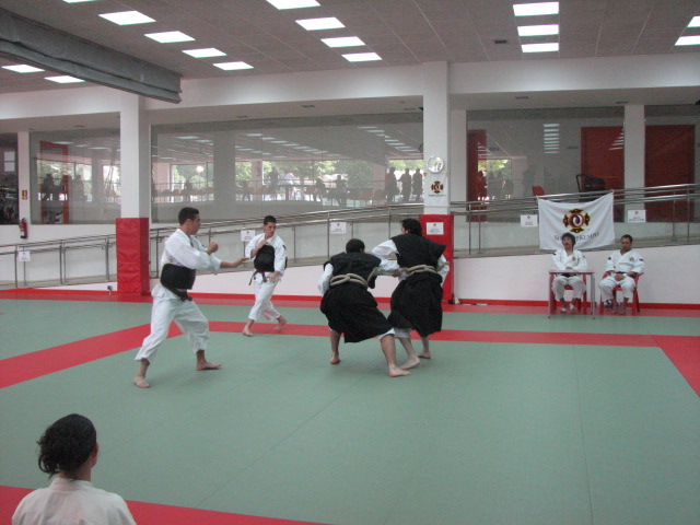 IMG_5627 Toni Gómez en un momento de la demostración junto a sus alumnos.