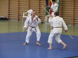 Kenshis de Axarquía realizando un embu de exhibición con Shakujo