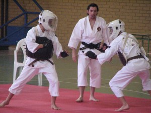 Kenshis de Shokema haciendo una demostración de combate