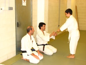 foto 3 Mario haciendo entrega de un regalillo para Jose Luis y Susana