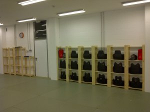 Estanterías y pizarra sobre puerta