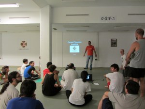 Eduardo, exponiendo la parte teórica