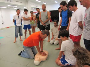 Eduardo nos muestra el masaje cardiaco